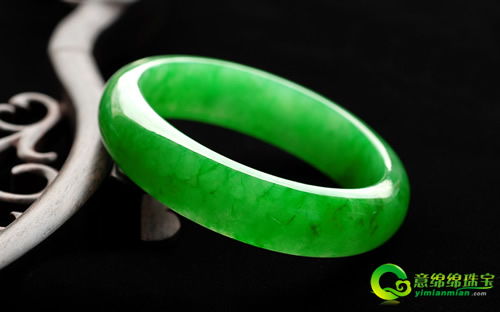 翡翠糯化种中的雪花棉 传统审美与智能手镯的碰撞