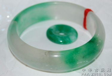 当传世珍宝遇见未来科技 浅析极品翡翠手镯与智能手镯的碰撞