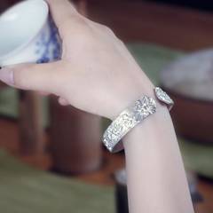 一见倾心的十二花神银手镯 智能腕间的诗意绽放