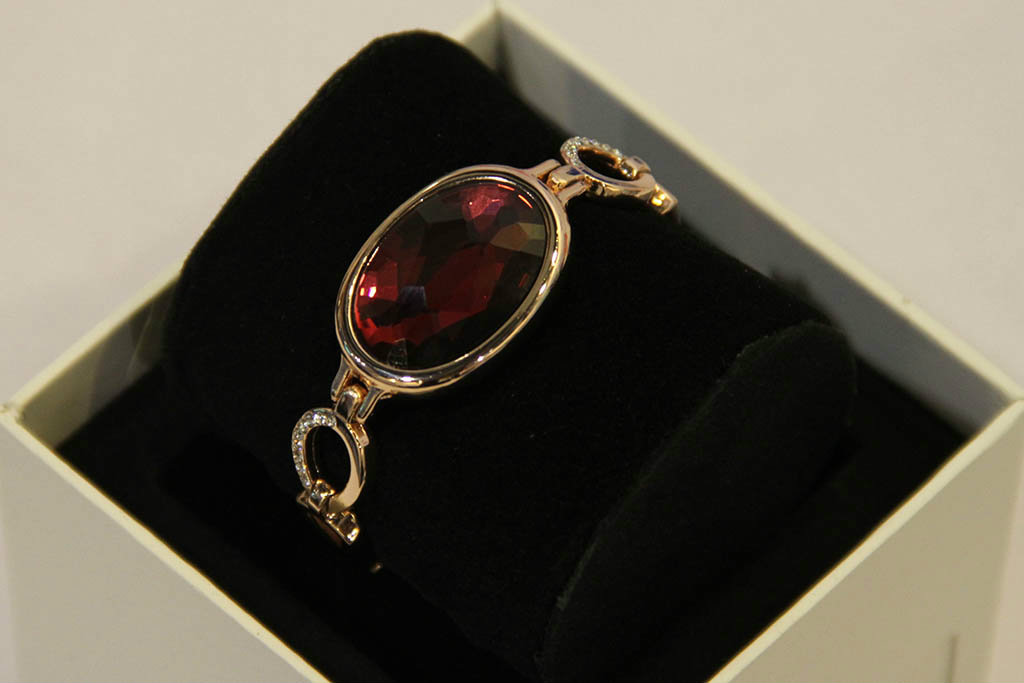 女性化设计引领潮流，信利智能手镯惊艳亮相秋季电子展